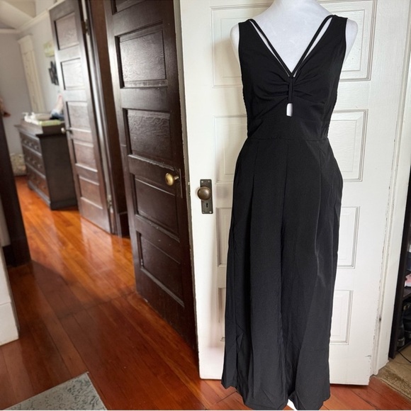 Chic Black Sleeveless Wide-Leg Jumpsuit – Size M - Picture 2 of 9